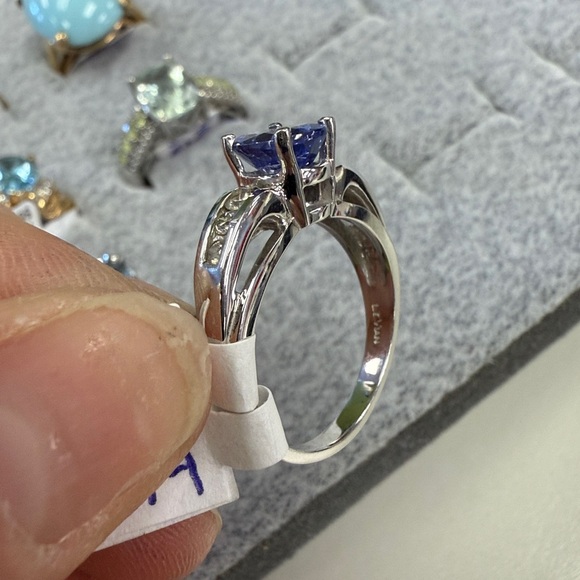 Lavian tanzanite and diamond ring - size 7